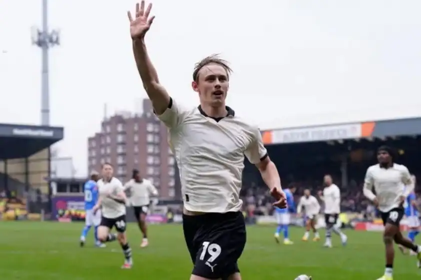 Cuộc chiến giữa hai đội hứa hẹn ngang sức. Cuộc chiến giữa hai đội hứa hẹn ngang sức.